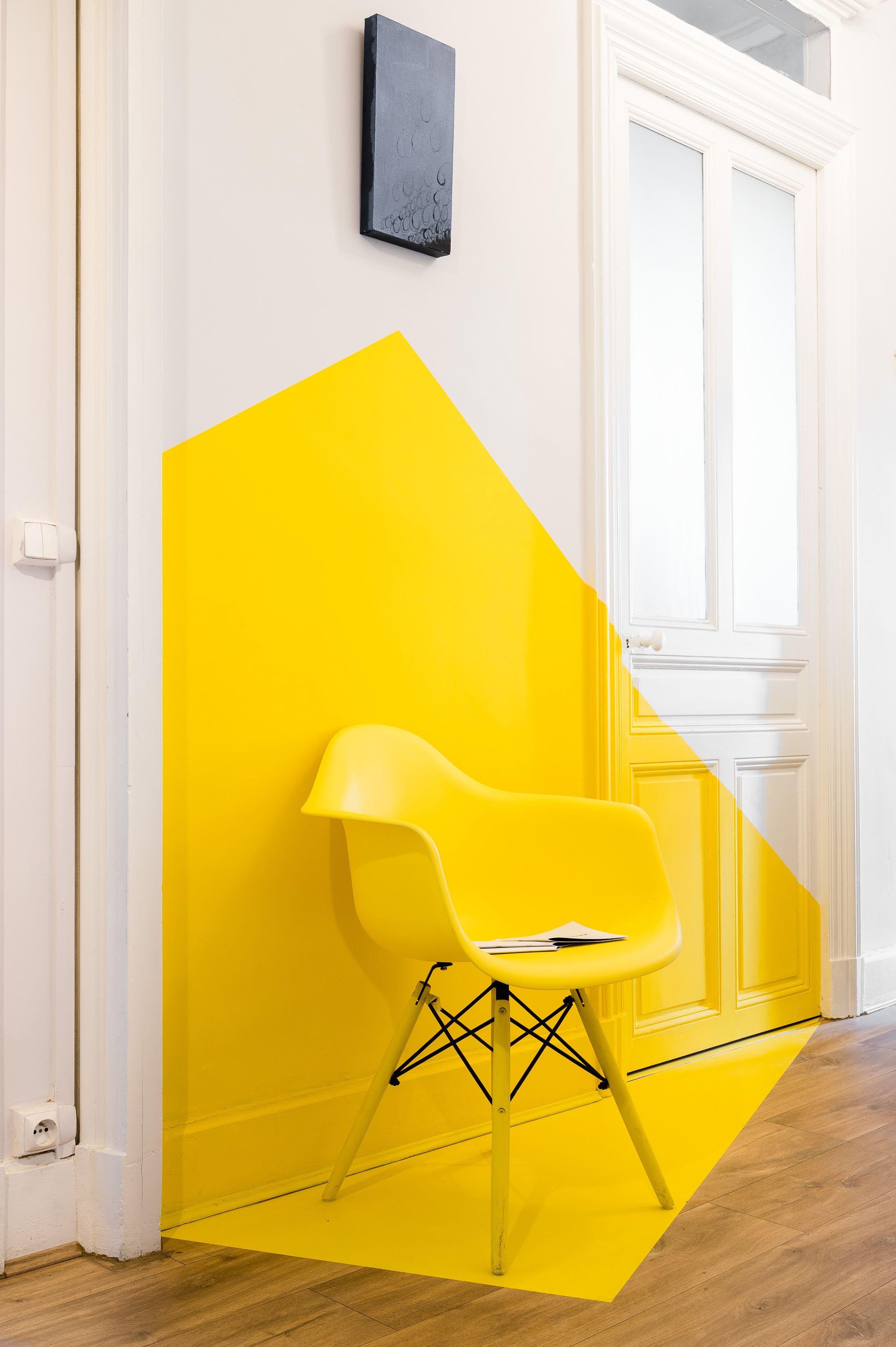 Fauteuil jaune au studio adapt-t